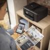 Impresora multifunción Brother MFC-J1360DW con la tapa del escáner levantada, lista para digitalizar. WiFi, Dúplex y Sistema de Tinta de Alta Capacidad. Disponible con envío 24h en Núcleo Digital.